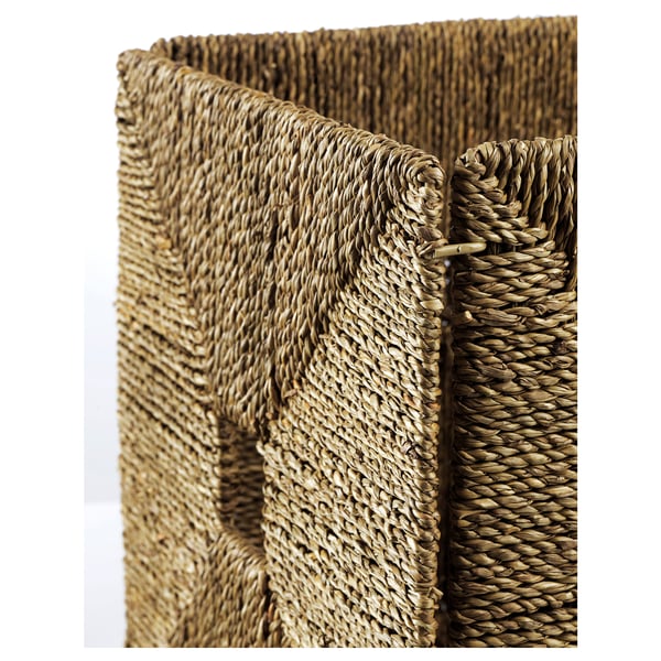 Cesta de herbas mariñas tecidas, artesanal, con texturas naturais e tons terrosos.