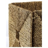 Cesta de herbas mariñas tecidas, artesanal, con texturas naturais e tons terrosos.