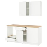 Conxunto de cociña branco moderno con mesa de carballo, caixóns e armarios para o almacenamento.