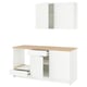 Conxunto de cociña branco moderno con mesa de carballo, caixóns e armarios para o almacenamento.