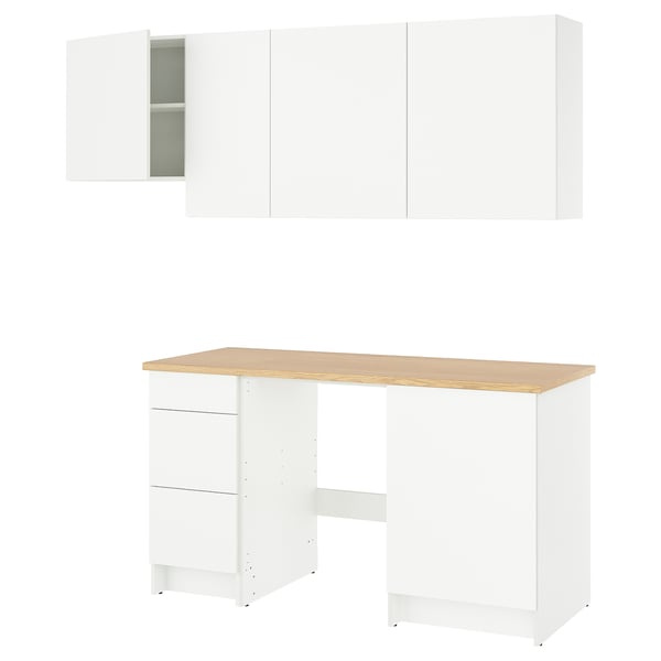 Configuración moderna de cociña branca con mesa de madeira, con armarios e caixóns para un almacenamento eficiente.