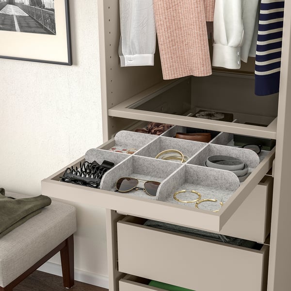 Caixón organizado con múltiples compartimentos para pequenos accesorios como cintos e xoias, tira para un fácil acceso.