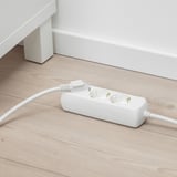 Cable de extensión branco no chan, ofrece 3 enchufes adicionais con persianas de seguridade, 1. Cable de 5 metros.