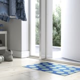 Alfombra azul KÖRFÄLTSPIL con círculos brancos, dimensional, por porta.