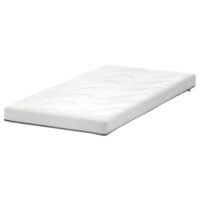 Un colchón branco e rectangular KRUMMELUR de ikea, cun lado ondulado para un confort medio-firme e un lado liso para un apoio máis firme.