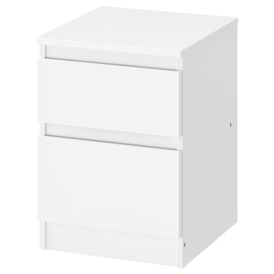 Un almacenamento branco con dous caixóns. O deseño moderno e minimalista ofrece un almacenamento eficiente.