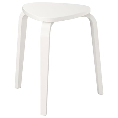 Taburete branco KYRRE con asento triangular e pernas dobrados, sinxelo e estable.