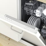 lavalouzas aberto con cuncas cargadas, cuncas e pratos; Panel de control visible, mostrando funcións como eco e lavado rápido.