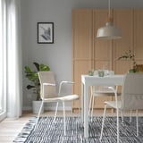 Comedor moderno con cadeira LÄKTAR, coxín, armarios de madeira, alfombra, cristalería verde.