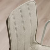 Primeiro plano de cadeiras de oficina modernas acolchados na parte traseira, mostrando costuras e tecido de calidade.