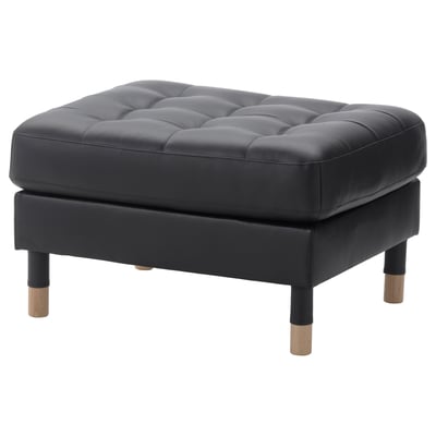 LANDSKRONA poumán de coiro negro, cadrado, deseño tufted, patas de madeira.