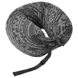 Unha almofada de pescozo negra e gris. Ten unha forma circular cunha banda e fibela axustables, deseñada para comodidade e soporte.