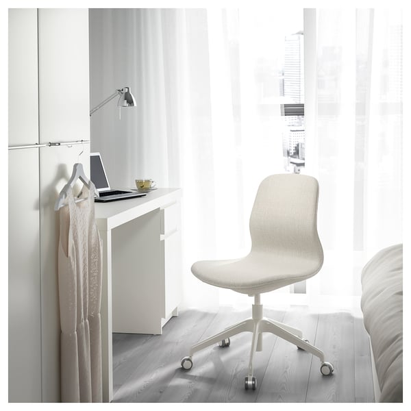 Oficina na casa minimalista: cadeira LÅNGFJÄLL branca, escritorio, portátil; Cuarto cheo de luz.