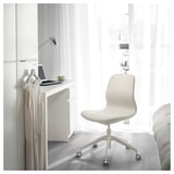 Oficina na casa minimalista: cadeira LÅNGFJÄLL branca, escritorio, portátil; Cuarto cheo de luz.