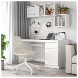 Configuración moderna de oficina na casa con escritorio, cadeira e almacenamento branco LÅNGFJÄL, cun deseño elegante e decoración minimalista.