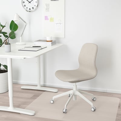 Oficina na casa moderna con cadeira LÅNGFJÄLL, escritorio branco, lámpada, plantas e reloxo. Deseño elegante e ergonómico.