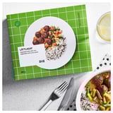 A caixa Ikeas LÄTTLAGAT mostra bolas vexetais, arroz, verduras e salsa de curry; Listo para quentarse.