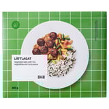 Caixa IKEA LÄTTLAGAT: bolas de verduras, arroz, verduras, salsa de curry. Fondo verde, prato branco, 380g.
