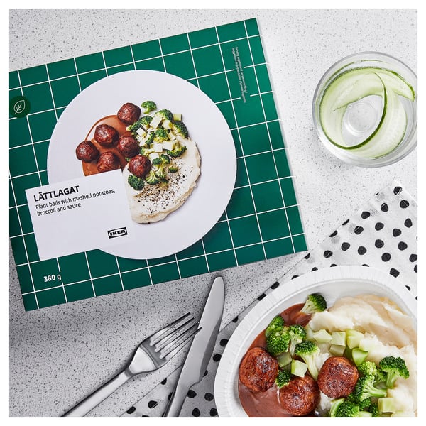 Caixa de fariña a base vexetal LÄTTLAGAT de IKEA, que mostra comida conxelada, prato preparado e franxas de pepino.