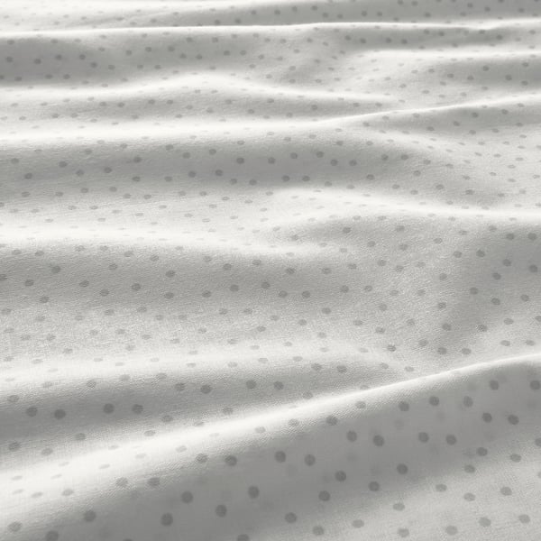 Duvet de algodón suave con pequenos puntos grises espallados en tecido branco, con liñas de costura suaves.