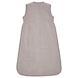 Un saco de durmir para bebés rosa claro cun exterior de velouro suave e un interior de jersey de algodón. É un peche con cremalleira e deseño sen mangas para comodidade.