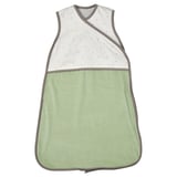 Bolsa de durmir para bebés verde e branco con cremalleira, tecido suave, patrón punteado.