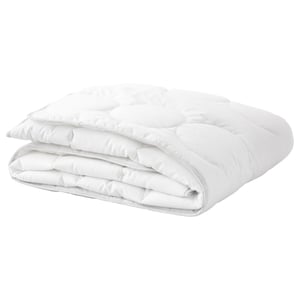Un duvet branco LENAST dobrado, feito de algodón e lyocell, deseñado para durmir cómodo e fresco.