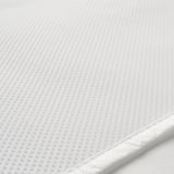 Primeiro plano dun protector de colchón branco que mostra a súa superficie de malla texturizada e transpirable e os bordos selados. Destaca a súa calidade duradeira e protectora.