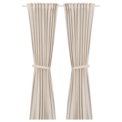 Cortinas de algodón LENDA brancas con cinta de cabeceira e lazos, colgadas e atadas cara atrás.
