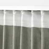 Cortinas con cinta de cabeceira, ganchos visibles, ofrecendo privacidade e filtración de luz.