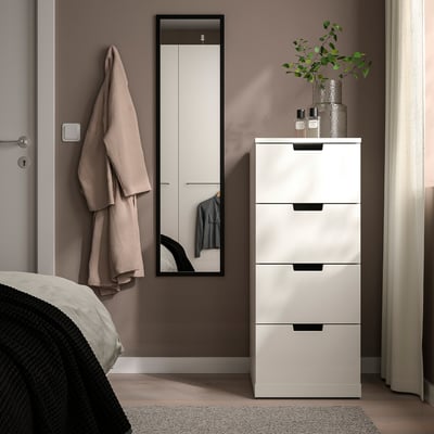 Dormitorio moderno con espello LILJETRÄD, armario branco e acentos verdes.