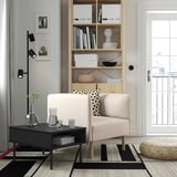 Sala de estar moderna con sofá LILLEHEM, estante, lámpada, mesa de café, alfombra e arte.