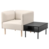 Un sofá modular beige LILLEHEM con patas de madeira xunto a unha mesa de café negra con patas metálicas.