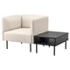 Un sofá modular beige, lilleh en beige claro, emparellado cunha mesa de café negra. Deseño simplificado e invitante para comodidade e versatilidade.