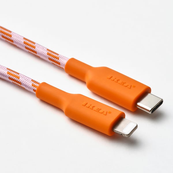 Dous cables USB de Ikea: Lightning e USB-C con deseño trenzado e banda elástica.