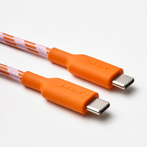 Dous cables USB-C trenzados con conectores laranxas, duradeiros e flexibles, marca IKEA.