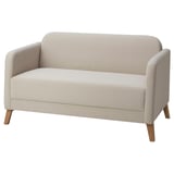 Sofá beige claro, deseño moderno, pernas de madeira, tecido cómodo.