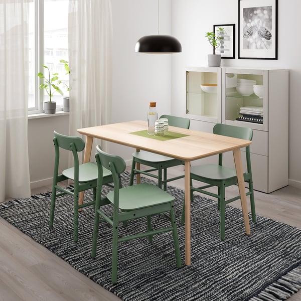 Conxunto de comedor moderno con mesa de madeira clara e cadeiras verdes, liñas limpas, deseño minimalista; Encaixa moi ben nunha sala luminosa e aireada.