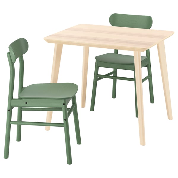 Conxunto de comedor moderno en madeira clara con 2 cadeiras verdes, perfecto para espazos pequenos. Deseño limpo e minimalista.