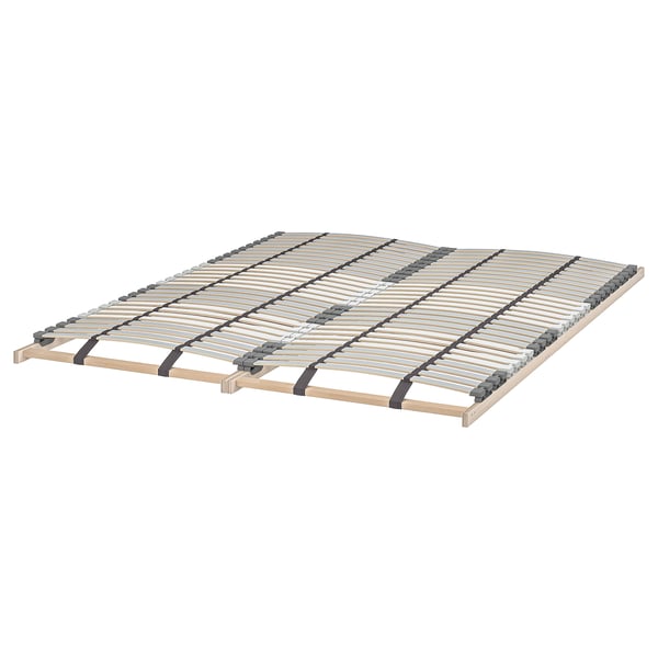 Unha base de cama de madeira LÖNSET con revestimento de cor clara e listas curvas para confort e soporte.