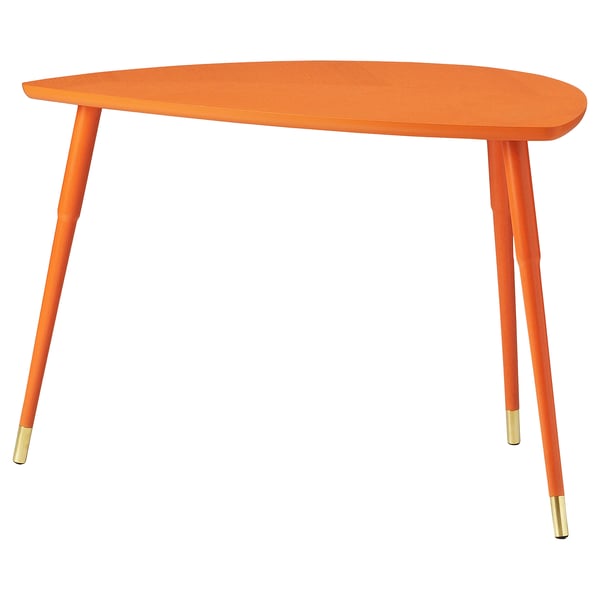 Mesa lateral laranxa brillante con tres patas inclinadas, gorros de latón, deseño inspirado na década de 1950.