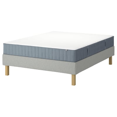 Cama LYNGÖR de IKEA: colchón azul grisáceo, base gris claro, patas de madeira.