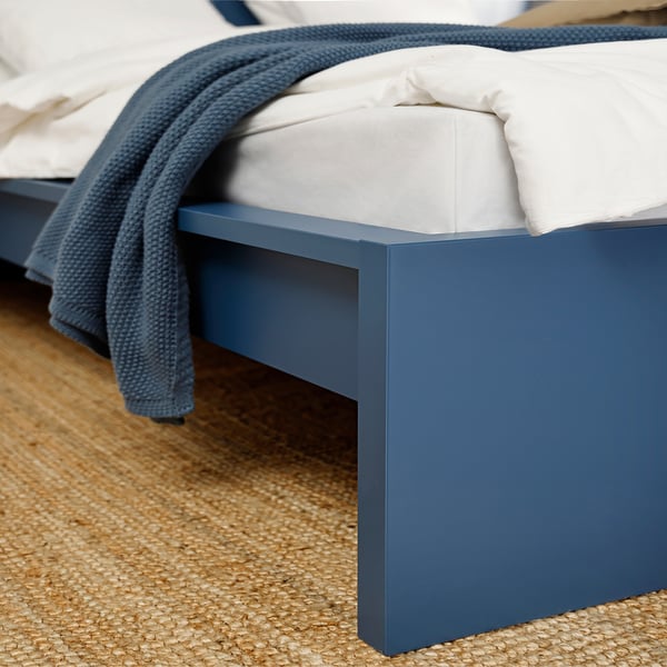 Cama azul moderna con deseño elegante e lados da cama axustables, complementado por unha manta texturizada e roupa de cama branca crocante.