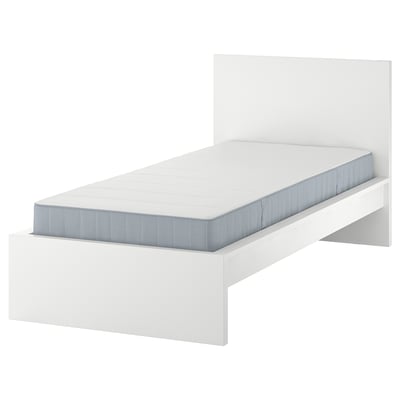 Un marco de cama branco MALM cunha cabeceira alta e un colchón gris. As súas liñas modernas, minimalistas e limpas.