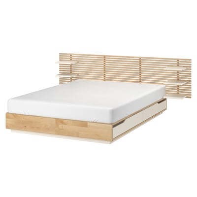 Unha cama de madeira de cor clara chamada MANDAL. Ten lados e un deseño sinxelo e minimalista.