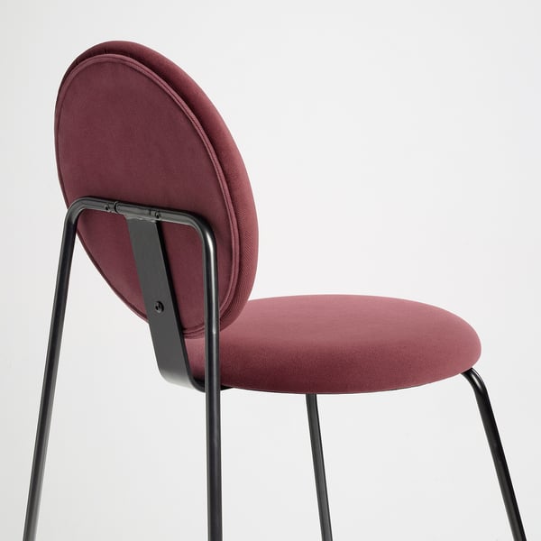 Unha cadeira marrón moderna con elegantes patas metálicas, que ofrece unha mestura de estilo e confort.