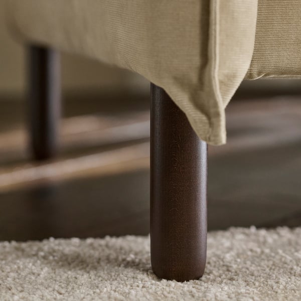 Primeiro plano da pata do sofá, acabado liso, madeira resistente, deseño elegante.