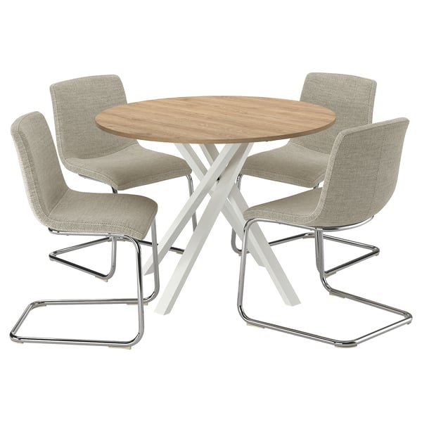 Unha mesa de comedor redonda de madeira rodeada de catro cadeiras beige con pernas cantilever cromatas. Moderno e cómodo.