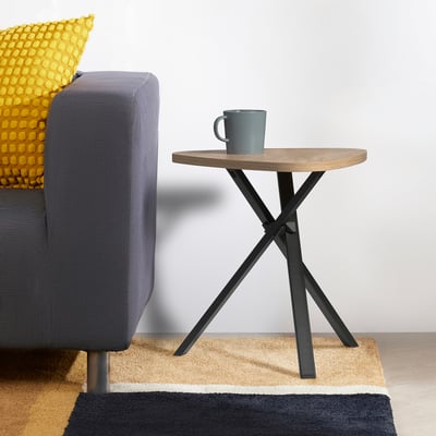 Mesa de equipo moderna MARIEDAMM con tapa de madeira clara e patas negras. Cunca gris, sofá con almofada amarela. Compacto para espazos pequenos.