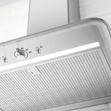 Capa de cociña de aceiro inoxidable con controis modernos e iluminación led, deseñada para unha limpeza fácil e ventilación eficiente.